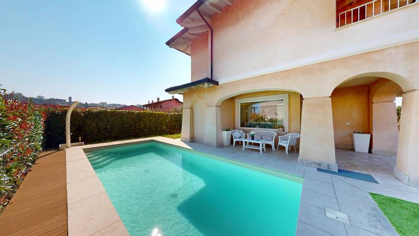 Villa per 6 persone, con giardino e balcone a Manerba del Garda