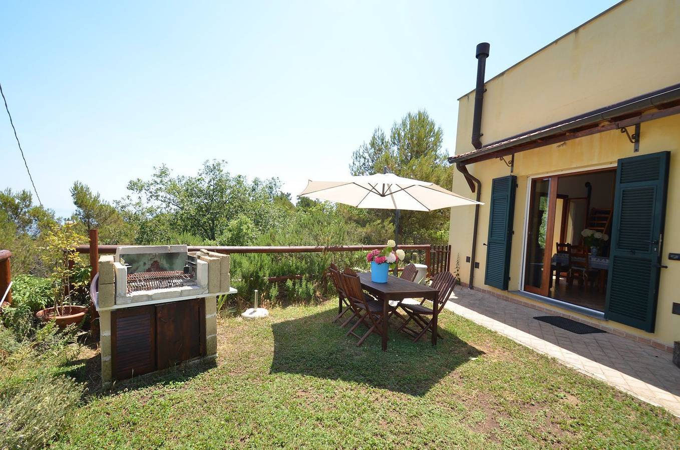Alleinstehendes Ferienhaus mit Dachterrasse und Meerblick mitten im Grünen in Lingueglietta, Cipressa