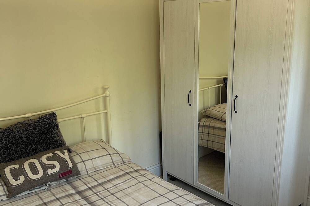 Charming 5-Bedroom Guesthouse in a Peaceful Location Near Northampton Centre in Upton (Northamptonshire), Northampton