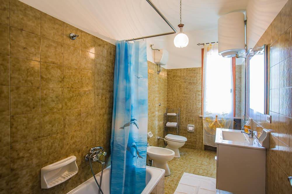 Apartamento entero, Oasis de relajación no muy lejos del mar, aparcamiento en el patio interior. in Marotta, Valle del Metauro