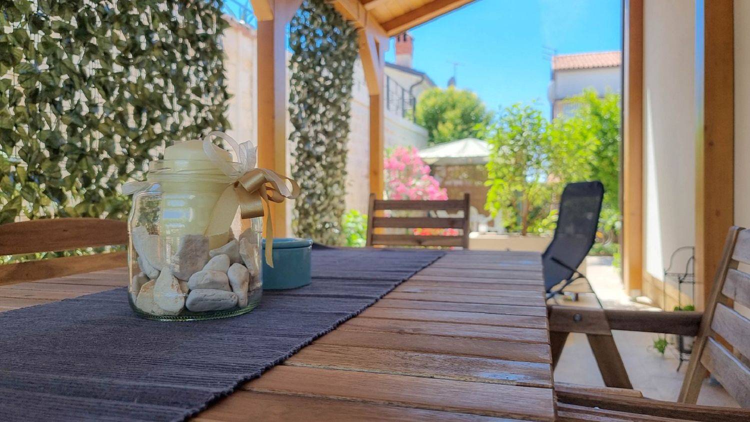 Ganze Wohnung, Bezauberndes Apartment nur 250 Meter zum Strand mit Garten, Klima, Waschmaschine in Umag, Umag und Umgebung