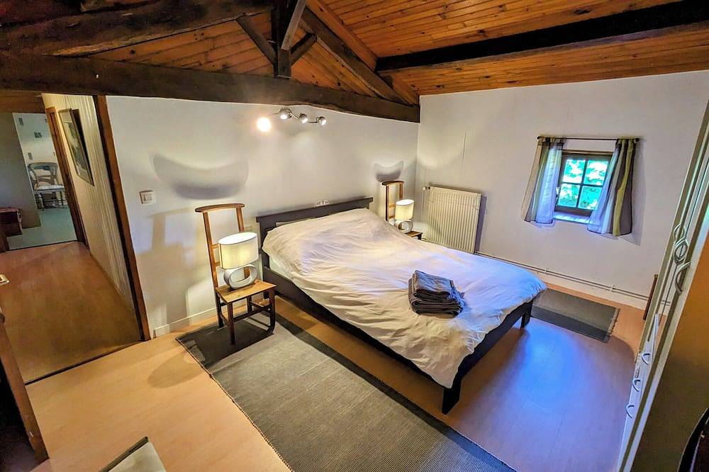3 double bed house - unspoilt valley views & 10 minutes walk to town in Charroux, Vienne (France)