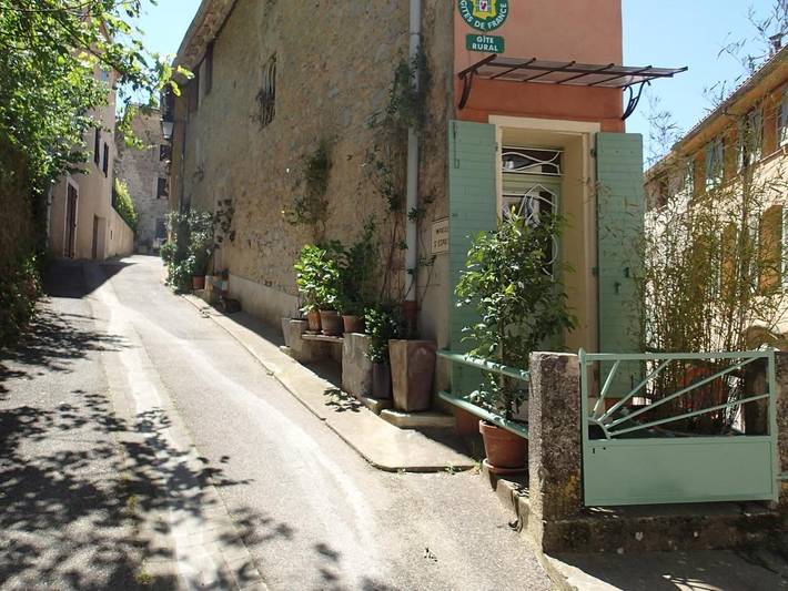 Location de vacances pour 3 personnes, avec terrasse à Méounes-lès-Montrieux