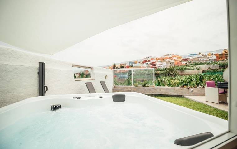 Apartamento para 2 personas, con Jacuzzi y Terraza además de Jardín y Piscina en Playa de los Roques
