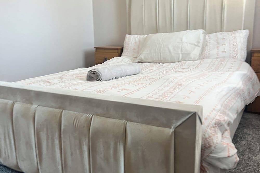 Beautiful home in peaceful neighbourhood  with great amenities around in Wigan, Greater Manchester