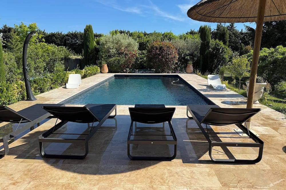 Beautiful House, Closed Swimming Pool Close , Climatisee, In The Countryside in Graveson, Arles region