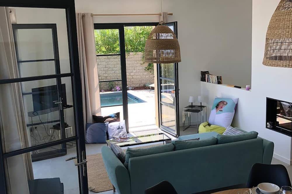 Experience Villa Hugo: Brand new, accommodates 8 people, with a heated pool. in Erbalunga, Brando