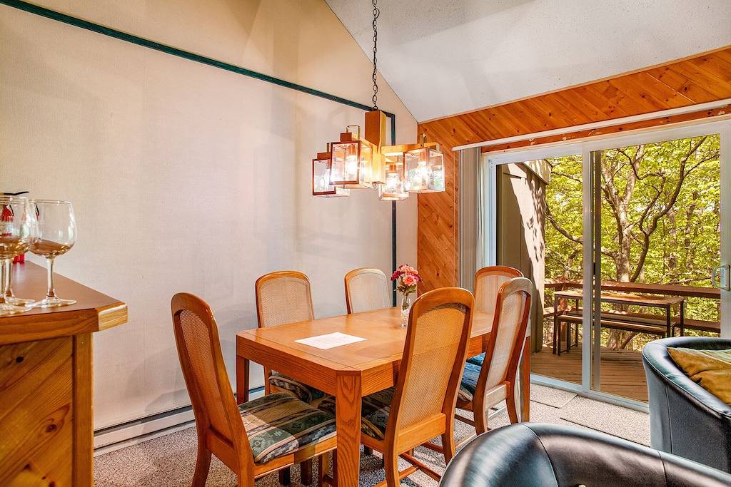 Treetop condo near golf + skiing with deck, grill, fireplace, & washer/dryer in Blakeslee, Carbon County (PA)