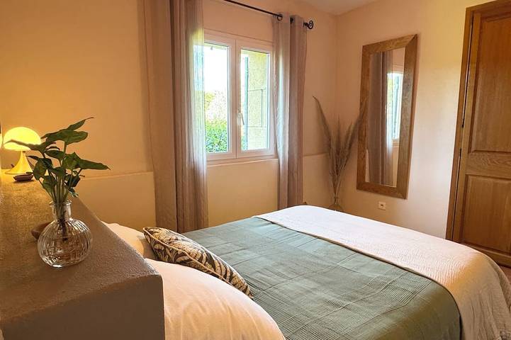 Gîte pour 8 personnes, avec terrasse ainsi que piscine et jardin, animaux acceptés à Villedieu - 4