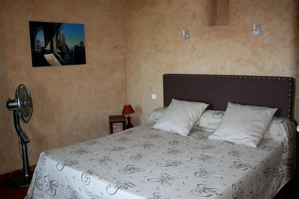 Discover our charming mas with swimming pool for rent in Provence. in Beaumes-de-Venise, Vaucluse