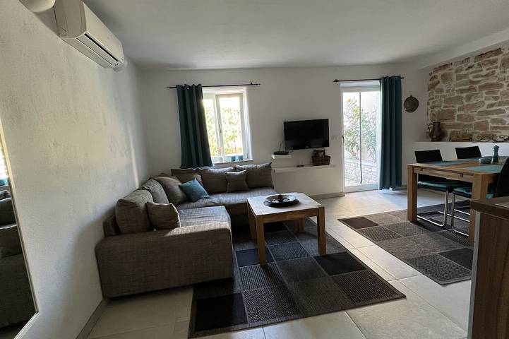 Ganze Wohnung, Romantische Ferienwohnung mit großem Pool und wunderschönem Garten in Bale, Rovinj und Umgebung