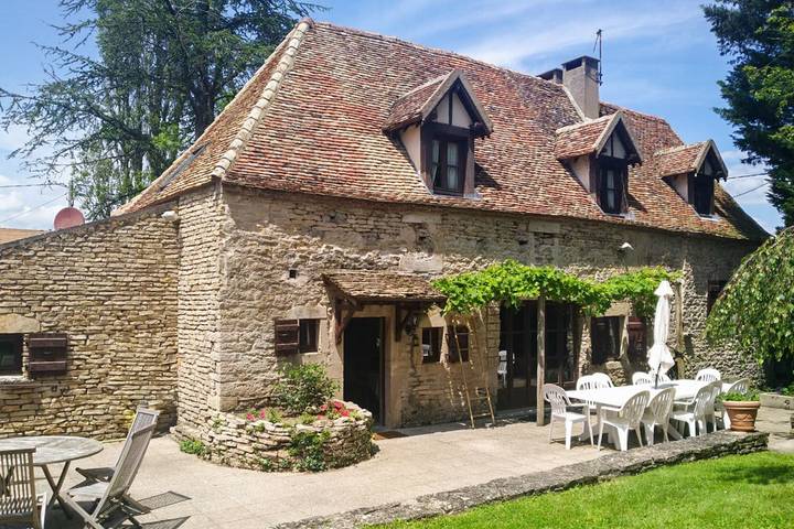 Location de vacances pour 10 personnes, avec Terrasse ainsi que Jardin et Piscine à Corberon