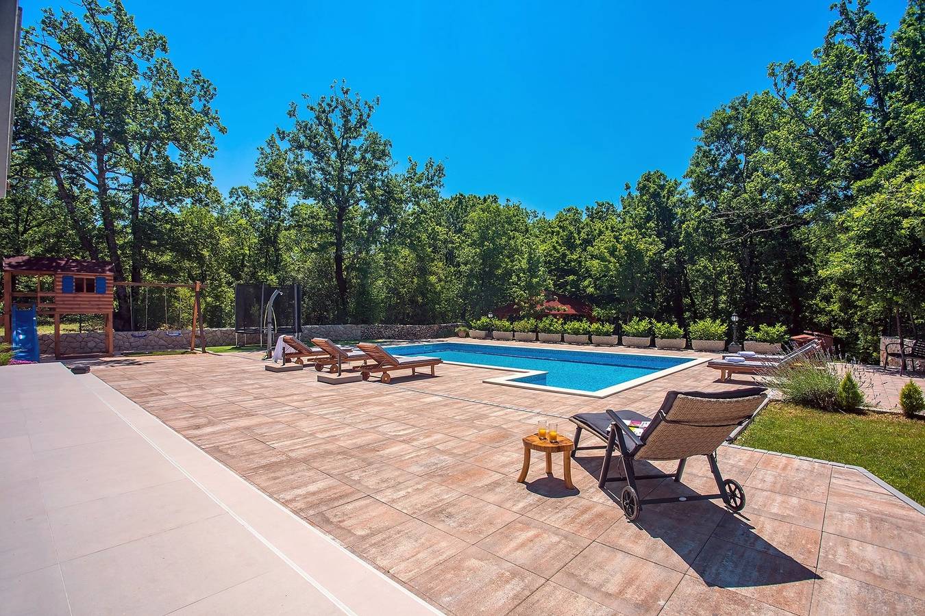 Villa Andrea bietet 5 Schlafzimmer, einen 50 m2 großen privaten Pool, eine Fun-Zone mit Pro 9-Billardtisch und einen Spielplatz im Freien in Imotski, Makarska Riviera