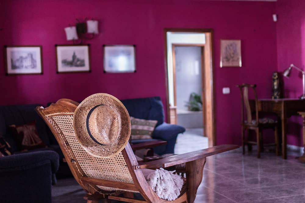 Casa amplia, tranquila con piscina climatizada y gran jardín. in Guime, San Bartolomé