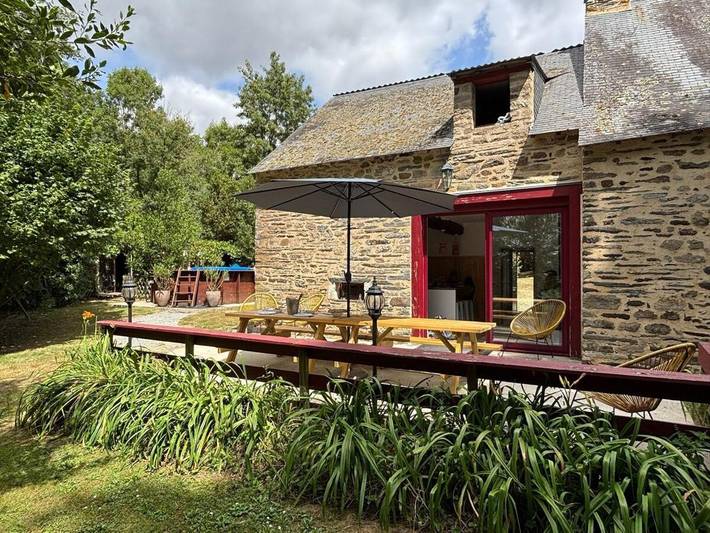 Location de vacances pour 8 personnes, avec Terrasse et Piscine à Peillac