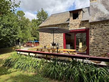 Gîte pour 8 personnes, avec terrasse et piscine à Peillac