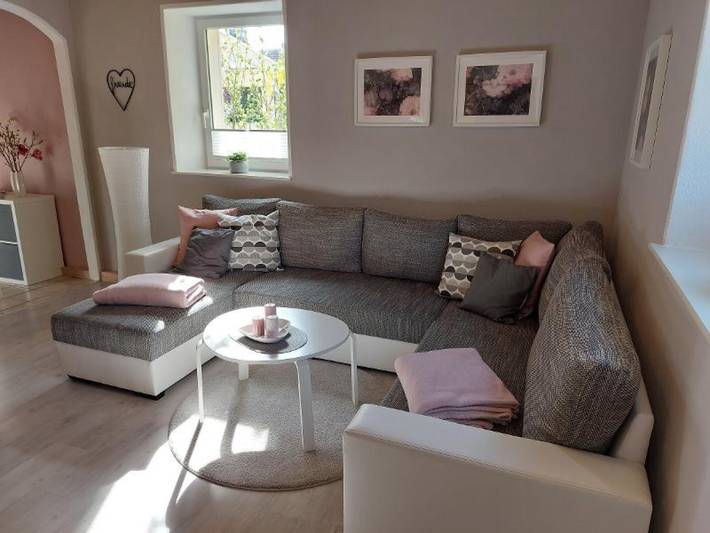 Geheel appartement, Vakantie Appartement "Fewo 2 - Osterberg" met Privé Terras, Gedeelde Tuin & Wifi in Landkreis Kassel