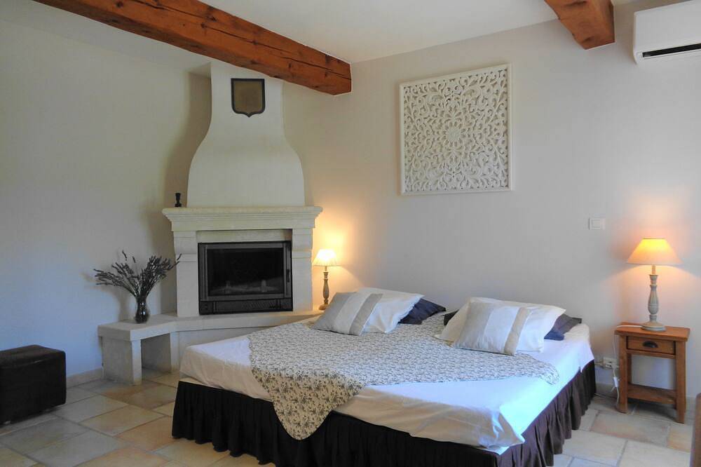 Chambre luxe twin climatisée Glycine-terrasse-Le clos des lavandes in Lacoste, Parc naturel régional du Luberon