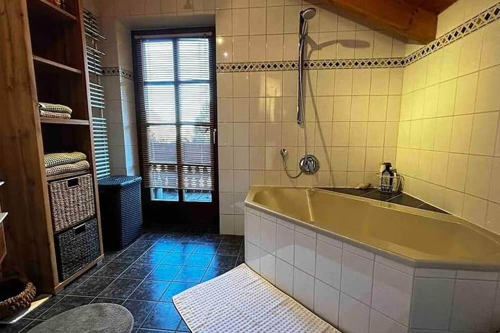 Ganze Wohnung, Direkt am See mit Bergblick in Strandbad Schwaltenweiher, Seeg