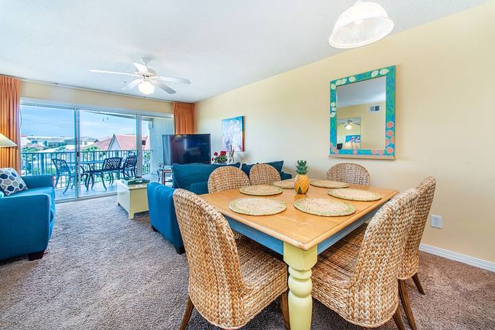 Vacation rental for 8 people, with pool and balcony as well as hot tub in Miramar Beach