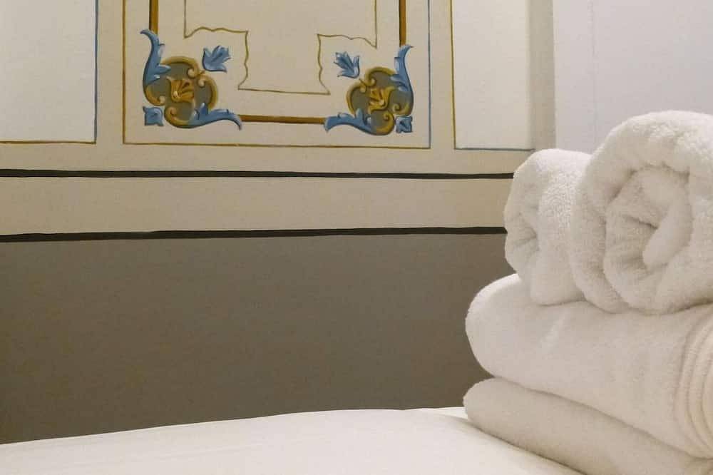 Entire apartment, Style, character, frescoes, terrace views, Galata! in Beyoğlu, Istanbul
