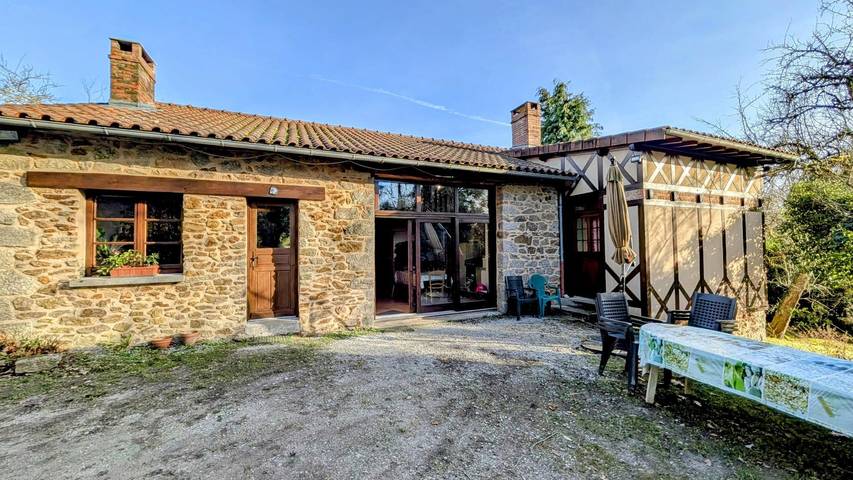 Gîte pour 8 personnes, avec terrasse et jardin dans Champnétery