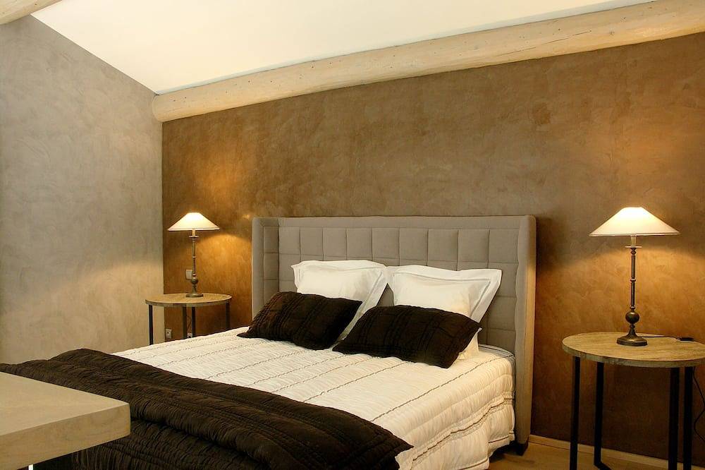 Studio de charme situé au cœur d'un domaine arboré de 70 hectares in Boffres, Région de Tournon-sur-Rhône