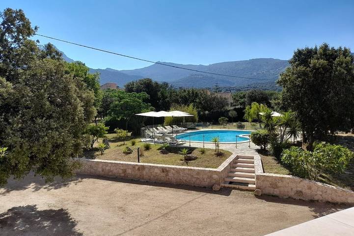 Gîte pour 2 personnes, avec Balcon ainsi que Jardin et Piscine dans Pigna
