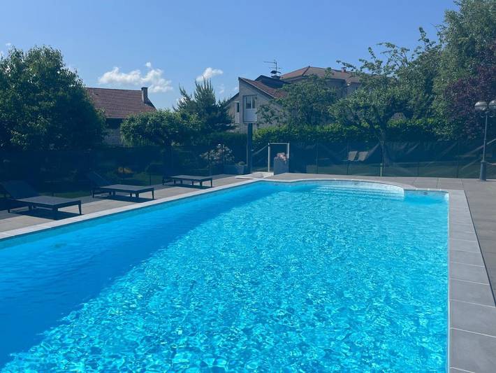 Hôtel pour 2 personnes, avec Terrasse ainsi que Jardin et Piscine à Aurillac