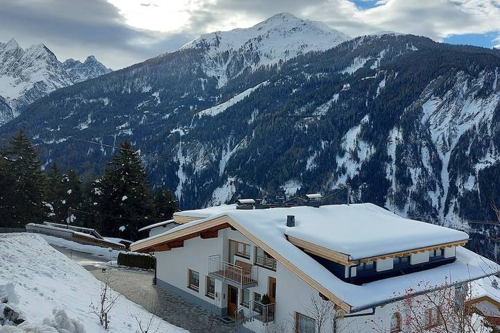 Ferienwohnung für 5 Personen, mit Balkon und Garten in Kaunerberg