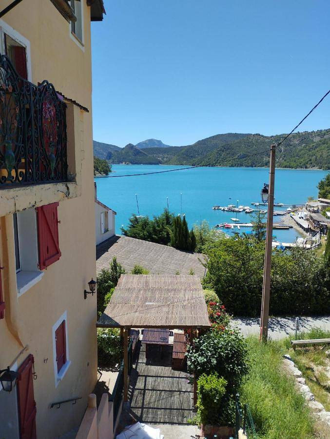 Gîte pour 3 personnes, avec terrasse ainsi que vue sur le lac et vue dans Lac de Castillon - 4