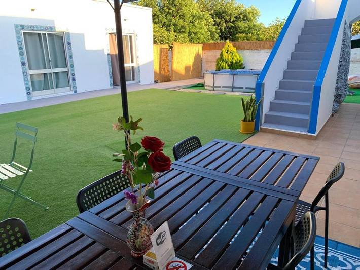 Hostel para 10 pessoas, com piscina e jardim em Ferreiras