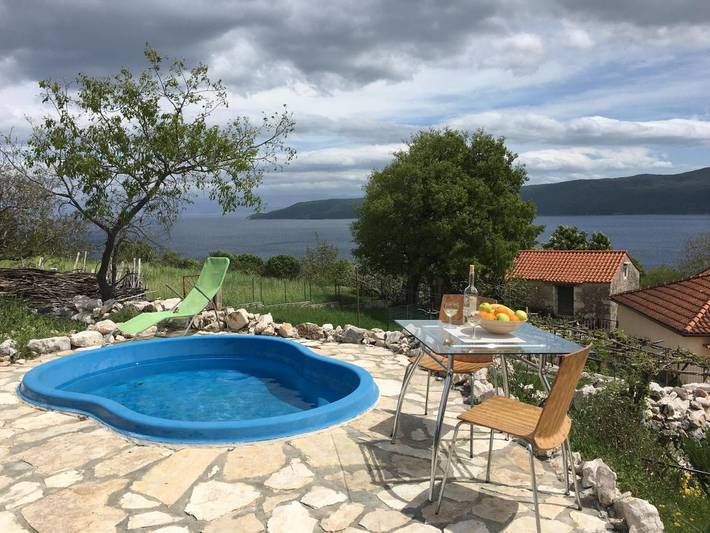 Ferienwohnung für 4 Personen, mit Balkon und Terrasse sowie Garten und Pool