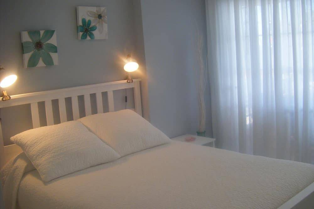 Entire apartment, La Carihuela, 3 bedrooms, 50 m from the beach, bright, large swimming pool, Netflix in La Carihuela, Torremolinos