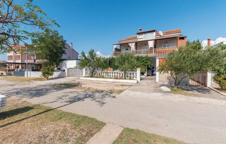 Ganze Ferienwohnung, Apartment mit Meerblick, Terrasse, Parkplatz und WLAN, 700 m vom Strand entfernt in Općina Sveti Filip i Jakov, Zadar