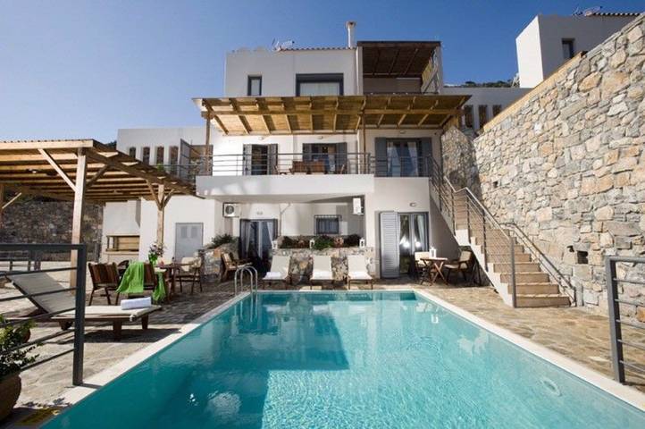 Villa for 4 people, with pool and garden as well as ocean view and balcony in Elounda