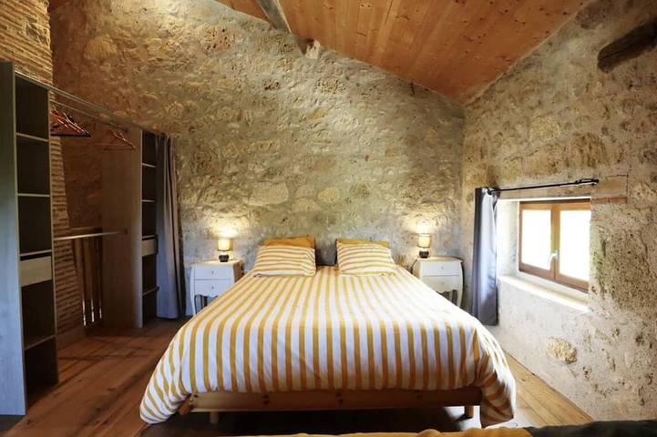 Location de vacances pour 4 personnes, avec Jacuzzi et Terrasse ainsi que Jardin et Piscine à Clermont-Dessous - 3