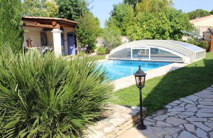 Gîte pour 4 personnes, avec terrasse ainsi que jardin et piscine à Sénas - 3