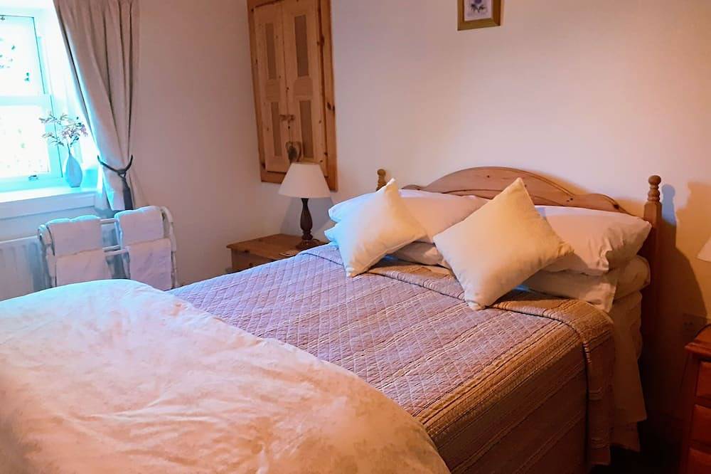 Lackaroe Cottage, family friendly in Garrykennedy, County Tipperary in Nenagh, Lough Derg
