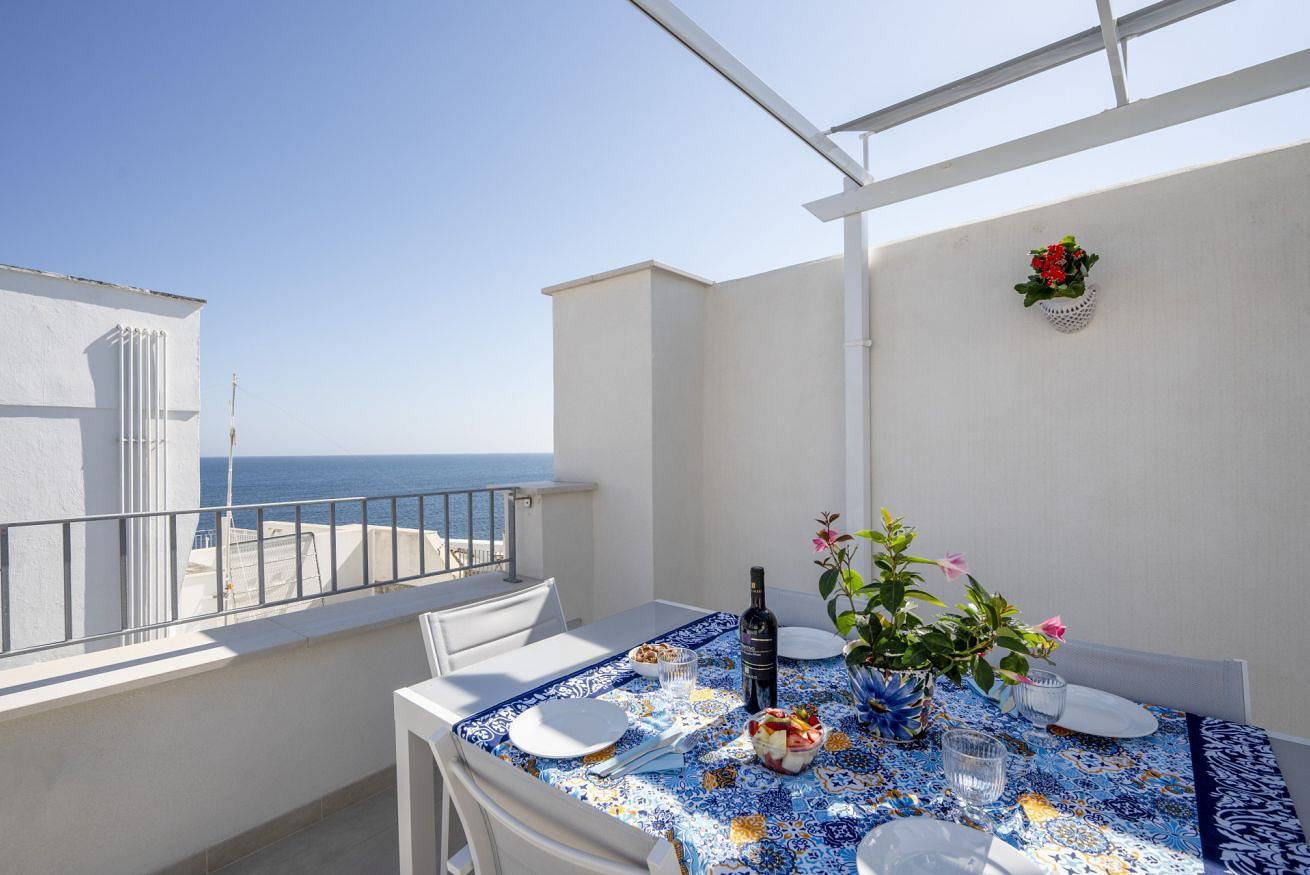 Ganze Wohnung, Guesthost - Heart of Monopoli: Seaview Terrace Apartment in Cala Porta Vecchia, Monopoli