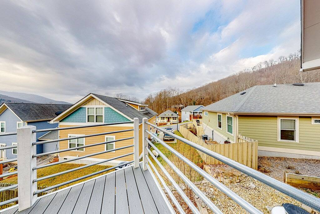 Mountain View Getaway Near Town with High-Speed Wifi and Private Balcony in Blue Ridge Parkway, Buncombe County