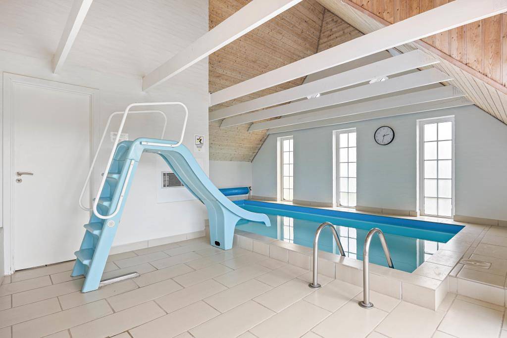 Traumhafte Lage, strandnahes Ferienhaus mit Pool in Årgab in Årgab, Holmsland Klit