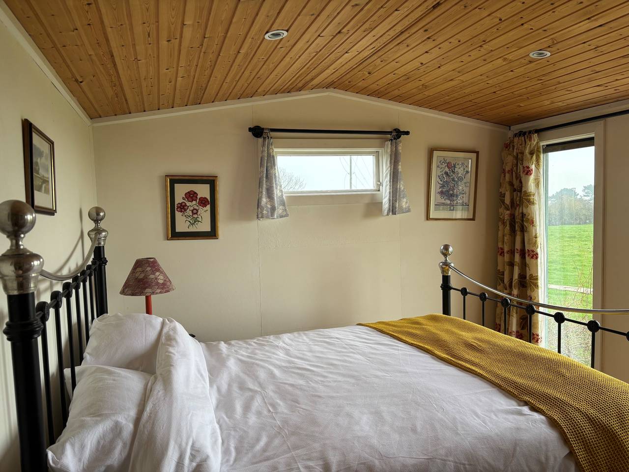 Swedish Rustic Cabin perfect for bird watching in Southbourne, West Sussex