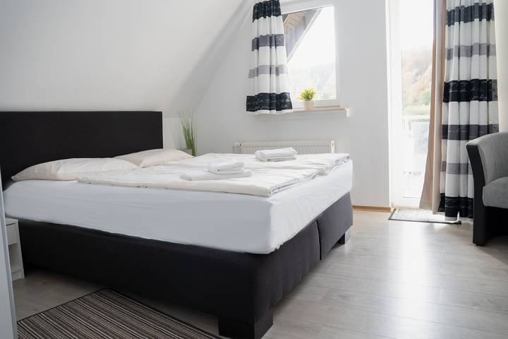 Appartement entier, Villa Nordhang - Appartement 11 avec vue sur les montagnes, balcon et Wi-Fi. in Winterberg, Arrondissement du Haut-Sauerland