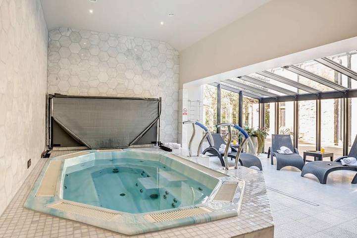 Cottage for 18 people, with sauna and pool as well as hot tub in Snowdonia
