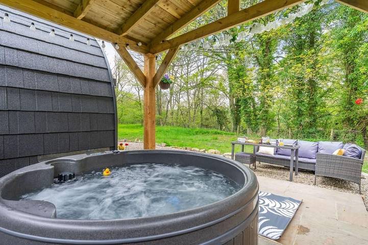 Glamping for 2 people, with hot tub in County Durham