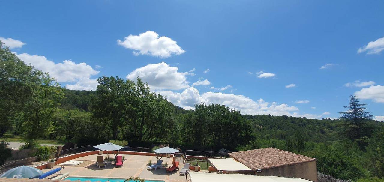 Four-Bedroom House in Caseneuve, Parc naturel régional du Luberon