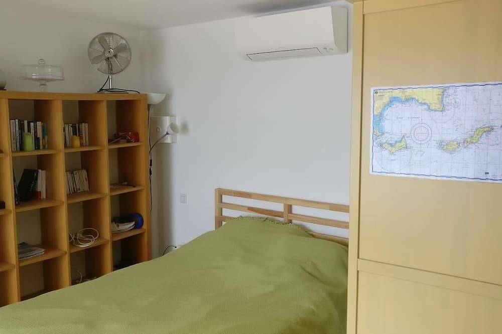 Rent 1 or 2 studios (from 2 to 5 P.) in Villa \"Soleil Levant\" at Rayol Canadel in Rayol-Canadel-sur-Mer, Côte méditerranéenne (France)