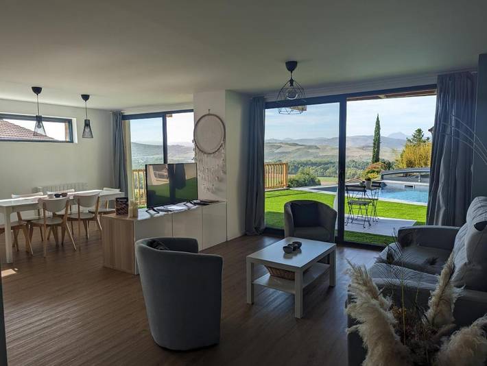 Gîte pour 5 personnes, avec jardin ainsi que vue et piscine à Mirefleurs - 2