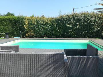 Location de vacances pour 6 personnes, avec terrasse ainsi que jardin et piscine à Teuillac